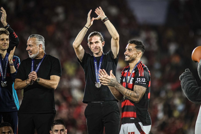 O técnico Filipe Luís, do Flamengo, comemora o título do Campeonato Brasileiro 2025