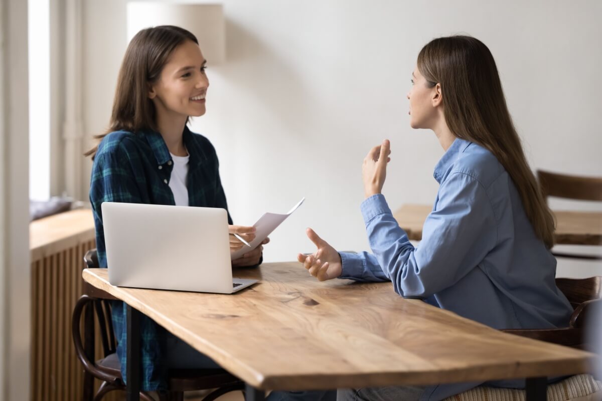 O candidato que busca o primeiro emprego precisa considerar não apenas o currículo, mas também sua conduta durante o processo seletivo 