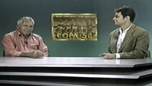 Nilton Santos (à esq.), lateral esquerdo campeão pelo Brasil em 1958, foi o convidado especial do programa que exibiu imagens raras do primeiro título da Seleção