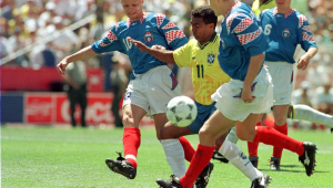 Romário tenta passar por dois jogadores russos na estreia da Seleção Brasileira na Copa do Mundo de 1994