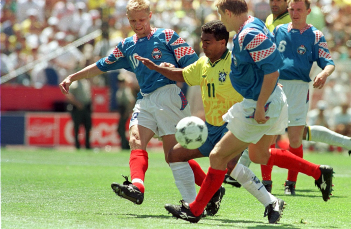 Romário tenta passar por dois jogadores russos na estreia da Seleção Brasileira na Copa do Mundo de 1994