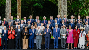 O presidente Lula posa com seus ministros após a úlima reunião ministerial do ano