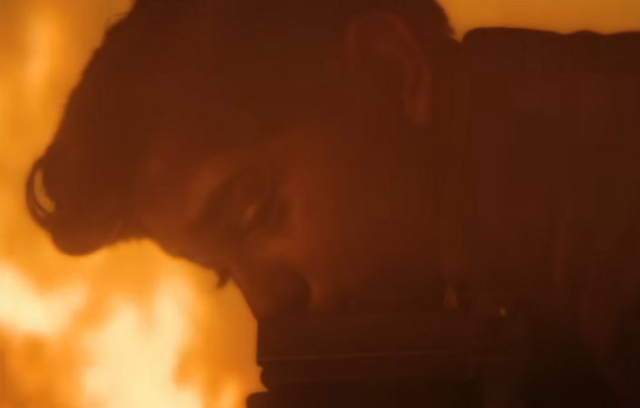 Rich (Arian S. Cartaya) na cena do incêndio do Black Sport em "Bem-Vindo a Derry", série do universo de "It, a Coisa"