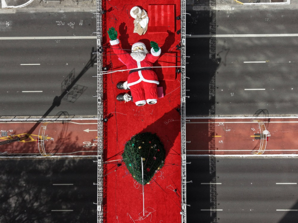 Imagem aérea de boneco de Papai Noel caído na decoração de Natal da Avenida Paulista, na região central da capital paulista