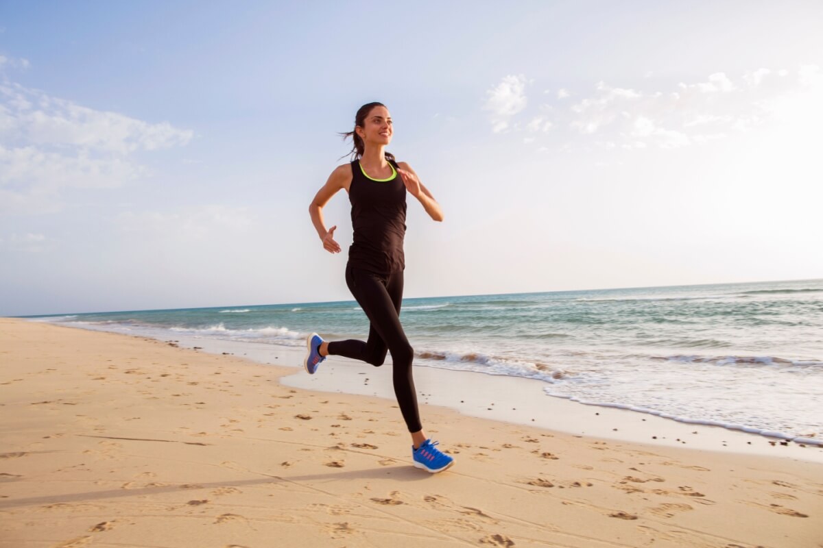 Treinar na praia parece mais agradável, mas o terreno irregular e instável pode aumentar o risco de lesões 