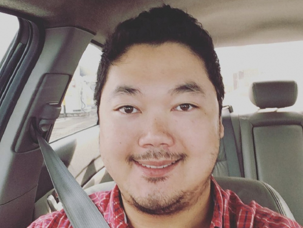 Anibal Okamoto Júnior se afogou após entrar no mar para salvar suas filhas; as crianças não correm perigo