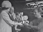 Bobby Moore, capit&atilde;o da Inglaterra na Copa do Mundo de 1966, recebe a ta&ccedil;a Jules Rimet das m&atilde;os da rainha Elizabeth II