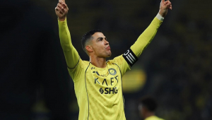 Cristiano Ronaldo celebra após anotar o primeiro gol do Al Nassr contra o Al Okhdood