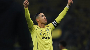 Cristiano Ronaldo celebra ap&oacute;s anotar o primeiro gol do Al Nassr contra o Al Okhdood
