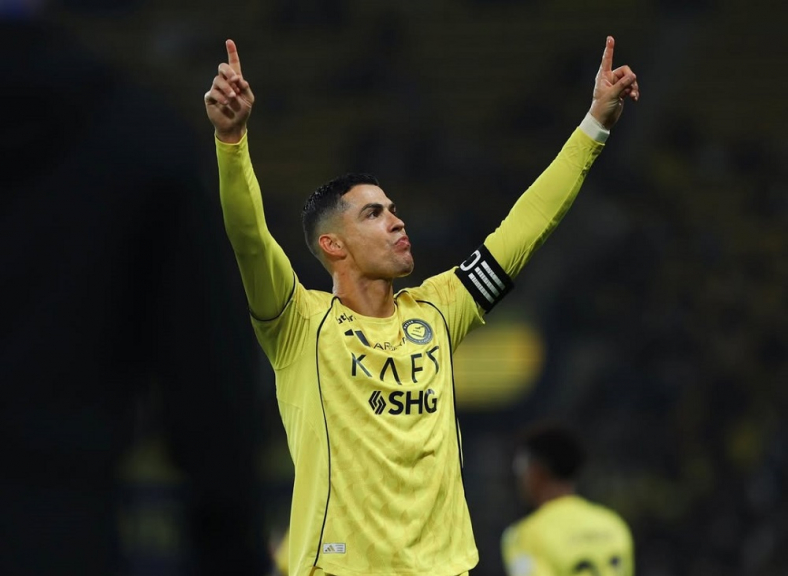 Cristiano Ronaldo marca 2, ajuda Al Nassr a vencer e fica a 44 gols do milésimo