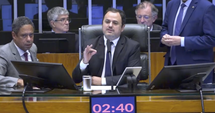 Ameaçado de cassação, Glauber Braga ocupa mesa da Câmara e é retirado à força