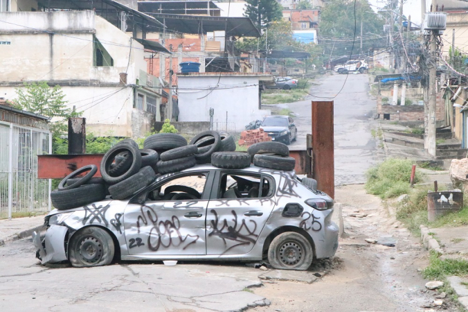 Megaoperação envolvendo cerca de 2.500 policiais civis e militares é deflagrada nos complexos da Penha e do Alemão, na Zona Norte do Rio de Janeiro