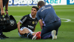 Savarino, jogador do Botafogo, é atendido durante o jogo contra o Corinthians em Itaquera