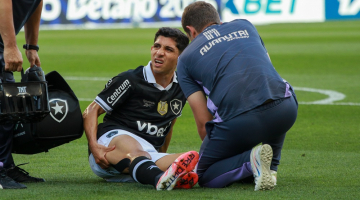 Savarino, jogador do Botafogo, é atendido durante o jogo contra o Corinthians em Itaquera