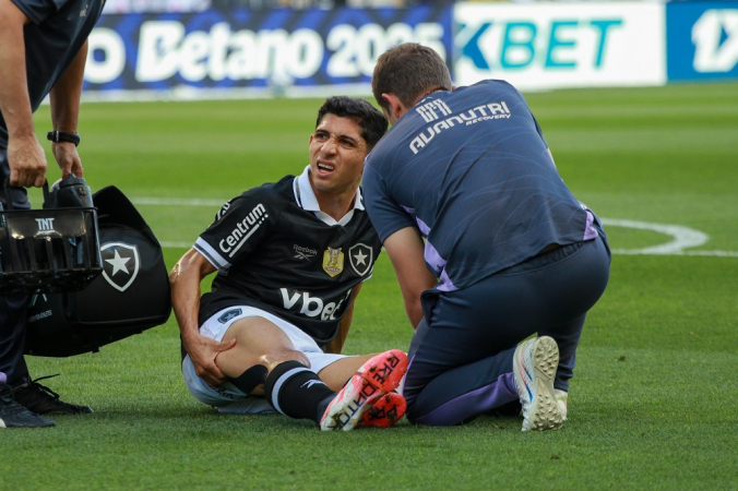 Savarino, jogador do Botafogo, é atendido durante o jogo contra o Corinthians em Itaquera