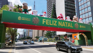 Apesar de anunciada pela Prefeitura de São Paulo como aberta ao lazer neste feriado de Natal, a Avenida Paulista não fechou para o tráfego de veículos nesta quinta-feira