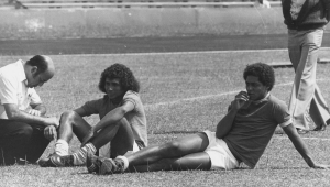 Dr. Lídio Toledo, médico da Seleção do Brasil, e os jogadores Givanildo (c) e Geraldo, durante treino da Seleção Brasileira de Futebol em Los Angeles para o jogo contra os Estados Unidos válido pela Taça Bicentenário dos EUA