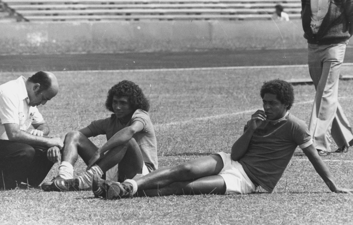 Dr. Lídio Toledo, médico da Seleção do Brasil, e os jogadores Givanildo (c) e Geraldo, durante treino da Seleção Brasileira de Futebol em Los Angeles para o jogo contra os Estados Unidos válido pela Taça Bicentenário dos EUA