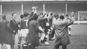 Jogadores das seleções do Brasil e Hungria saúdam a torcida no Goodison Park, em Liverpool, na Inglaterra, antes do início da partida válida pela Copa do Mundo da Inglaterra de 1966.