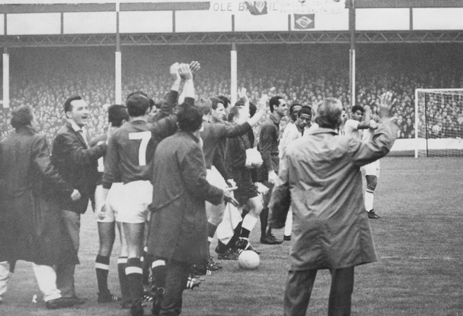 Jogadores das seleções do Brasil e Hungria saúdam a torcida no Goodison Park, em Liverpool, na Inglaterra, antes do início da partida válida pela Copa do Mundo da Inglaterra de 1966.