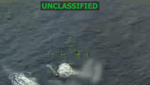 Imagem capturada do vídeo postada pelo Comando Sul do Exército dos EUA mostra suposta lancha do narcotráfico sendo abatida