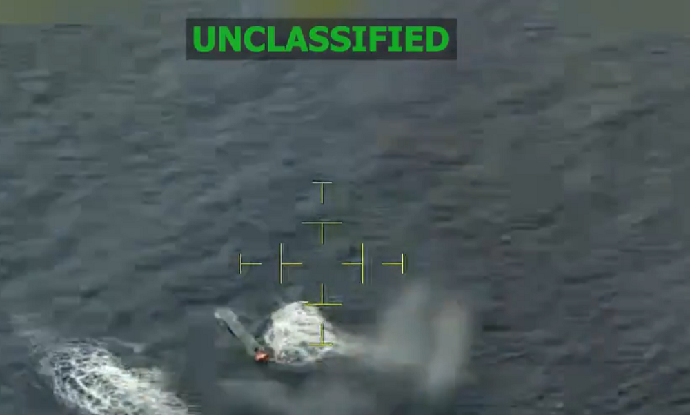 Imagem capturada do vídeo postada pelo Comando Sul do Exército dos EUA mostra suposta lancha do narcotráfico sendo abatida