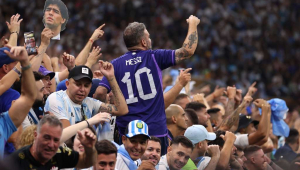 Torcedores argentinos acompanham jogo da última Copa do Mundo, em 2022, no Catar