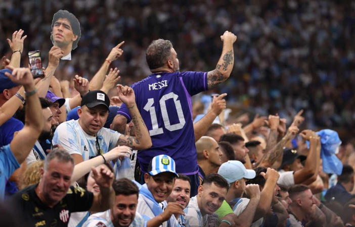 Torcedores argentinos acompanham jogo da última Copa do Mundo, em 2022, no Catar