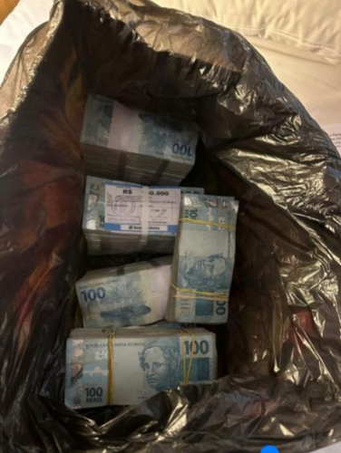 PF apreende R$ 400 mil em dinheiro vivo no flat do deputado Sóstenes Cavalcante em Brasília