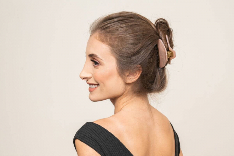 5 penteados com piranhas de cabelo para enfrentar o verão com estilo