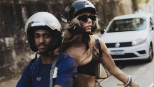 Em preparação para o Carnaval, Adriane Galisteu anda de mototáxi e leva internautas à loucura: ‘Maior gata’