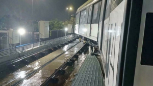 Aeromóvel de Guarulhos para e passageiros desembarcam sobre trilhos