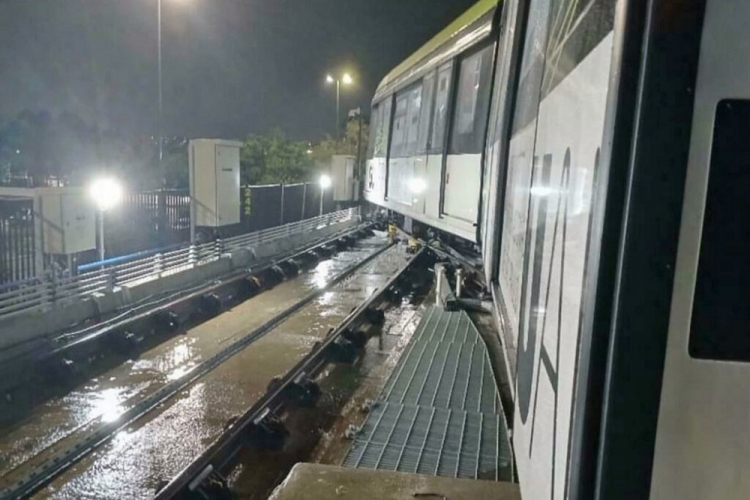 ​Aeromóvel de Guarulhos para e passageiros desembarcam sobre trilhos