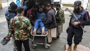 Homem ferido em maca após ataque separatista no Paquistão