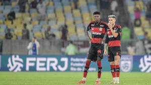 Jogadores do Flamengo conversam no meio do campo