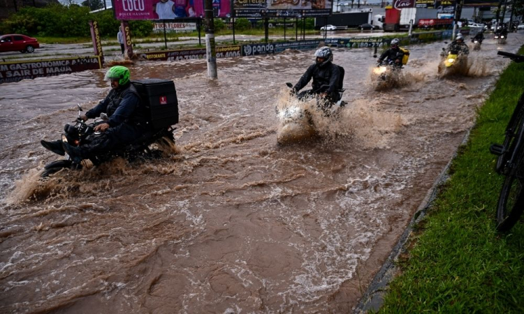 ​Chuva em São Paulo provoca transbordamento de córregos e alagamentos