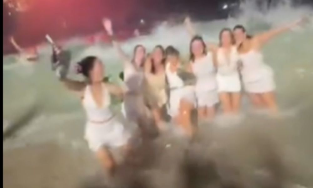 amigas arrastadas por onda no rj