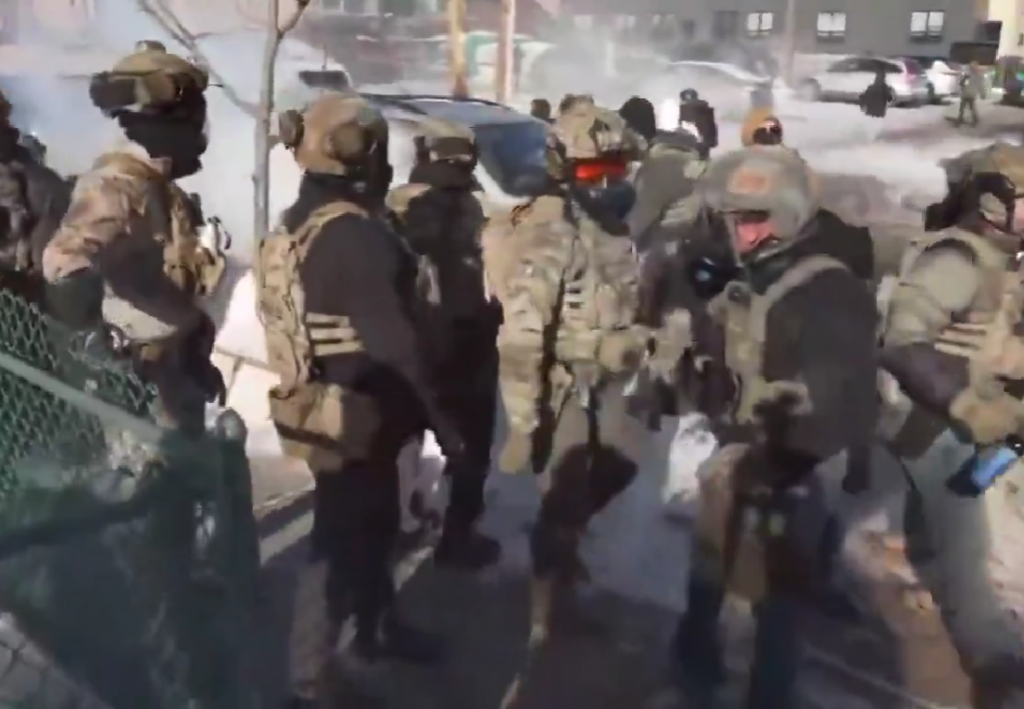 Duas semanas após morte de mulher, agentes de imigração matam homem em Minneapolis