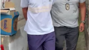 Suspeito de envolvimento no assalto a Maria Prata sendo preso