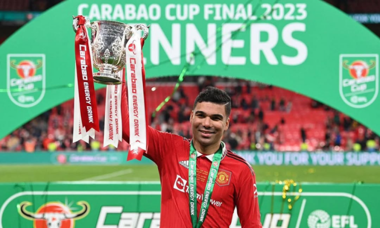 Casemiro lifts the Carabao Cup 2023 trophy