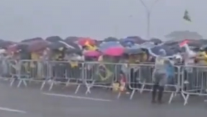 Manifestantes durante espera pela chegada do deputado Nikolas Ferreira em Brasília