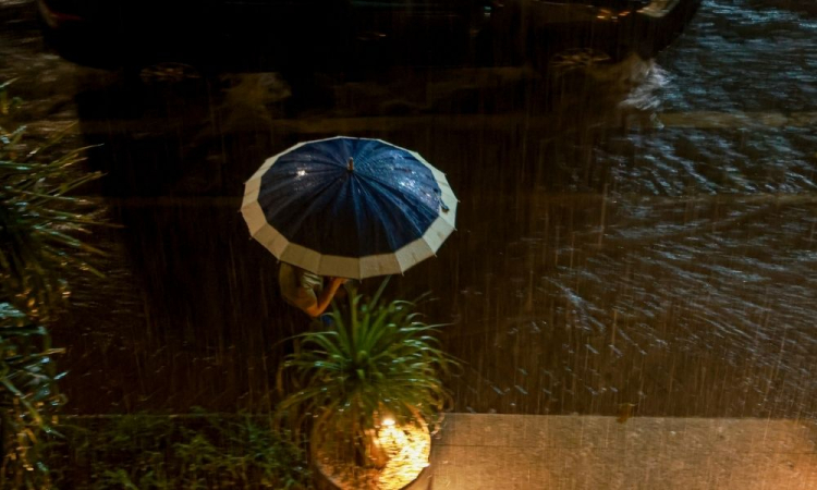 ​São Paulo entra em estado de atenção após forte chuva, ventania e queda de granizo