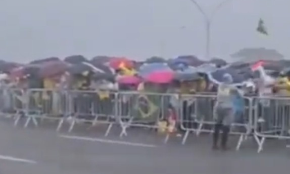 Manifestantes durante espera pela chegada do deputado Nikolas Ferreira em Brasília