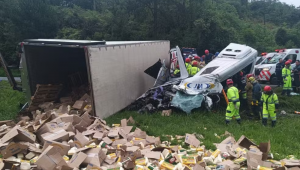 Caminhão tomba sobre van e mata seis na BR-116 após tentativa de assalto