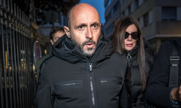 Proprietários do bar 'Le Constellation', Jacques Moretti e Jessica Moretti são fotografados chegando para uma audiência no Gabinete do Procurador Público do Cantão de Valais, em Sion, na sexta-feira (9)