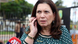 Deputada Federal Bia Kicis em frente a sede da Polícia Federal após a prisão do ex-presidente Jair Bolsonaro