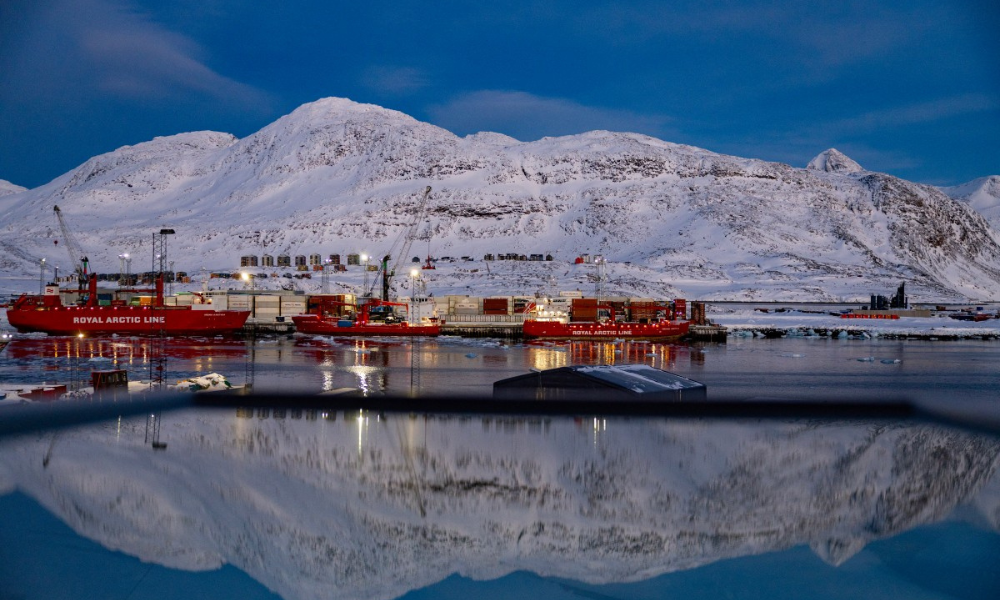 Porto e montanha são refletidos em uma janela em Nuuk, na Groenlândia