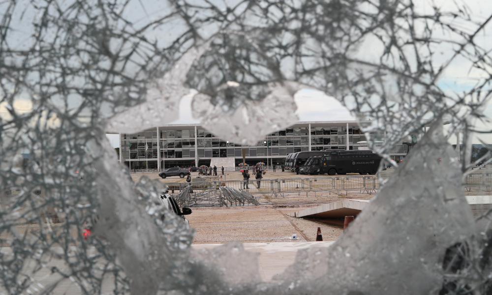 Manifestantes invadem Congresso, STF e Palácio do Planalto