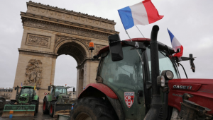 Tratores estacionados em frente ao Arco do Triunfo durante manifestação do sindicato agrícola francês Coordenação Rural (CR)