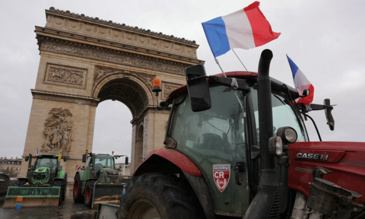 Tratores estacionados em frente ao Arco do Triunfo durante manifestação do sindicato agrícola francês Coordenação Rural (CR)